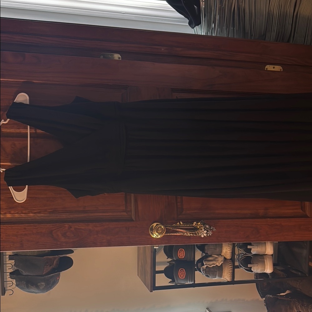 Lulu's Black Sleeveless V-neck Maxi Gown